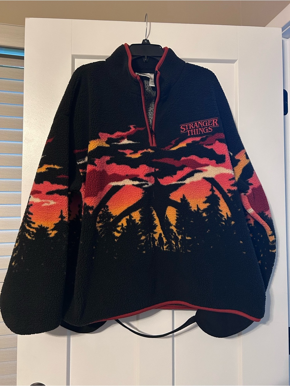 Stranger Things Netflix Fleece Pullover Size L